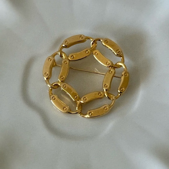 Vintage Gold Tone Circle Brooch - Picture 3 of 7